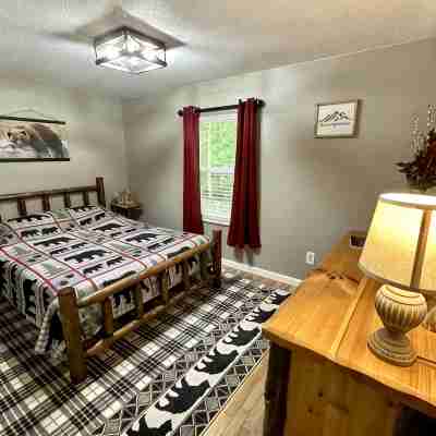 Secluded 3 Bed 2 Bath Home w/ Game Room & Hot Tub 5 Miles to Dollywood Rooms