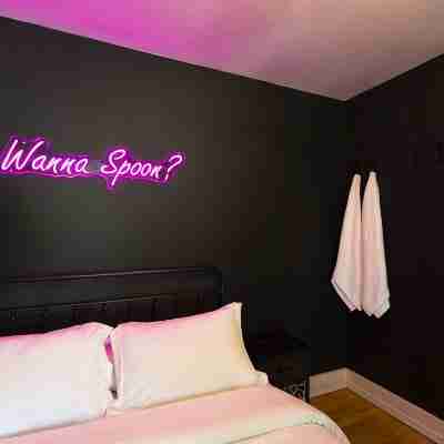 Funky House - Private Hot Tub - Walking Distance to Downtown Rooms