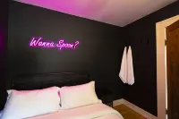 Funky House - Private Hot Tub - Walking Distance to Downtown - Bungalows