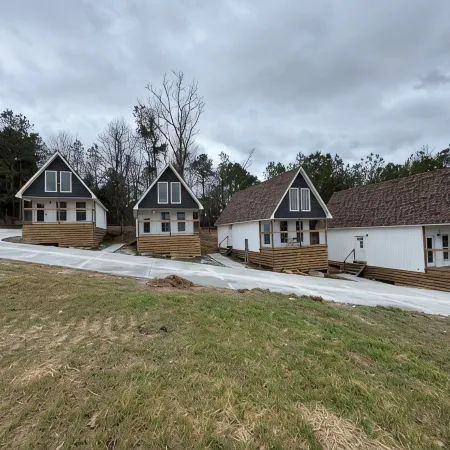 Charming 2-bedroom cabin with WiFi, AC 5 minutes away from Lake Guntersville