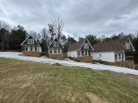 Charming 2-bedroom cabin with WiFi, AC 5 minutes away from Lake Guntersville