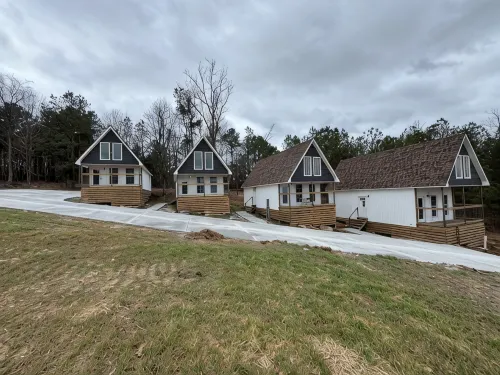 Charming 2-bedroom cabin with WiFi, AC 5 minutes away from Lake Guntersville