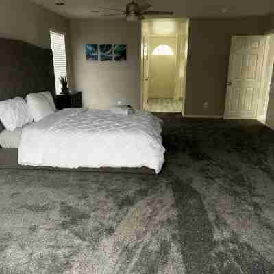Large modern home, perfect for large groups. Minutes from the strip. Rooms