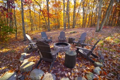 Stunning Poconos Villa - Hot Tub, Pool, Game Room, Firepit, BBQ & more. Hoteles en 
