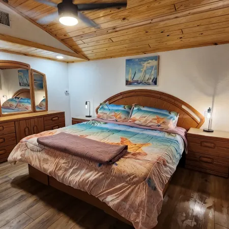 Shadow's Oasis, Tropical Cozy 2/2 w/ Pool, Sundeck & Fishing in your own space!