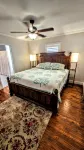 2-bedroom house, fits 6, bike trails, pet friendly, lakes, downtown night life! - Homestays