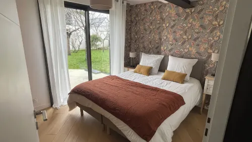 New 80 m² apartment with garden, quiet, walking distance to port, stadiums and shops - Homestays