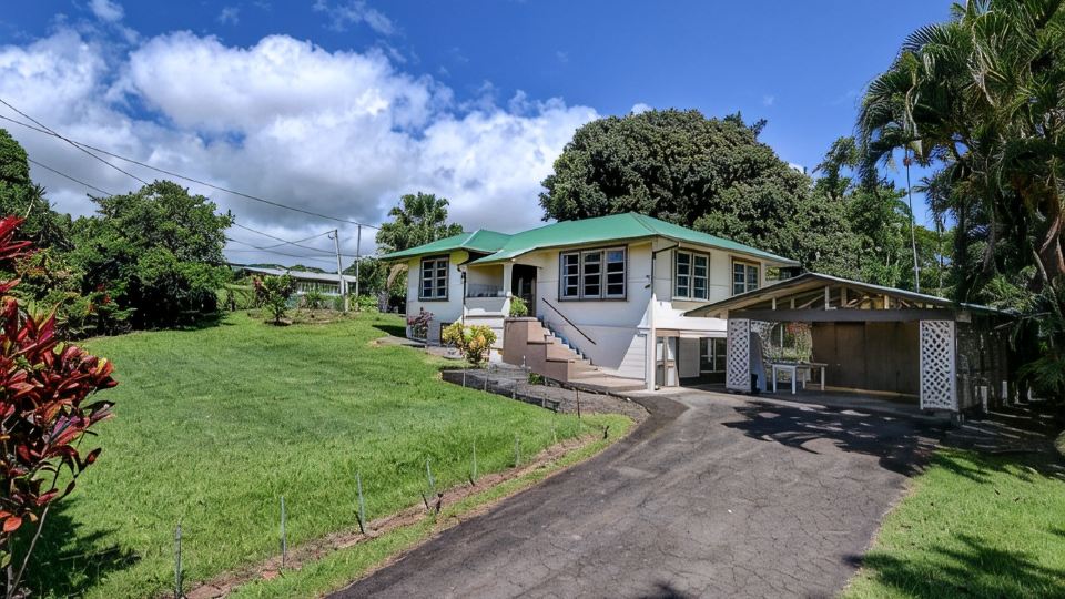 Spacious Historic Estate ~ 5 Min Walk to Hilo & Bay Front