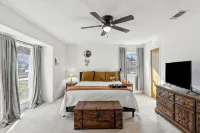 Cozy Pet-Friendly Retreat, Seasonal Pool & Fireplace, Sleeps 10 - Pools