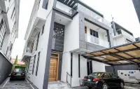 6 Bedroom Mansion in Lekki Phase 1 - Vila