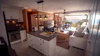 4 Dolphin Views la Mercy Luxury Beachfront Apartment with Private Swimming Pool - Wifi