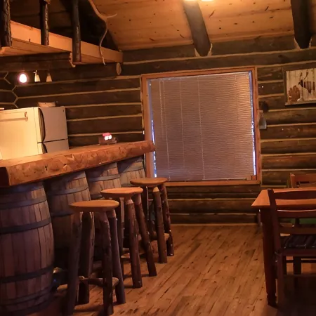Riverfront Log Cabin, minutes away from your outdoor adventure
