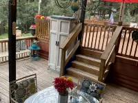 Mountain Cabin walking distance to Park and Brewery. Level off street parking. Hotels in Cloudcroft