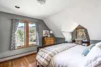 Huge Waterbury Home near Stowe Mountain / views & sauna - 4-Star