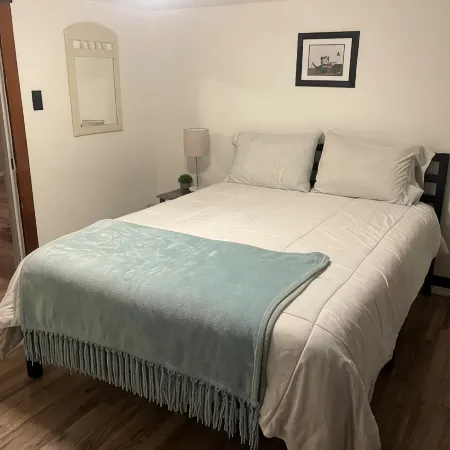 1 Block to the Beach! Firepit, 2 Bikes, Sleeps 4 Hotéis em Two Rivers