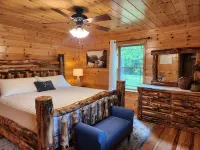 Cozy cabin in tranquil setting overlooking pond - Chalets