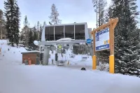 Tyra Penthouse Ski-in/Out — 4Br, Private Hot Tub, Sleeps 12 - 4 ดาว
