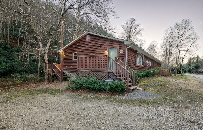 Spacious Hideaway w/ hot tub and creek- 1 mile from beautiful Watauga Lake