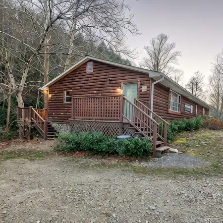 Spacious Hideaway w/ hot tub and creek- 1 mile from beautiful Watauga Lake