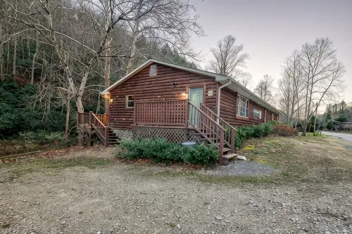 Spacious Hideaway w/ hot tub and creek- 1 mile from beautiful Watauga Lake - WiFi