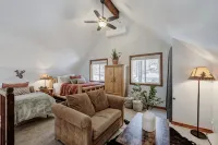 Newly owned Cabin w/ private hot tub, A/C & covered deck - Dog Friendly! - Chalets