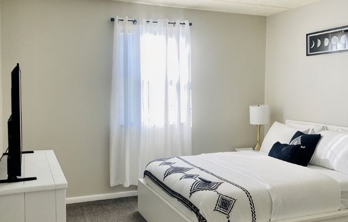 Spacious 2Br Apartment w/ Balcony • Free Parking • Near Upmc