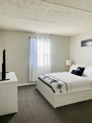 Spacious 2Br Apartment w/ Balcony • Free Parking • Near Upmc - Wifi