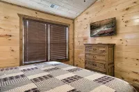 Indoor Private Pool! Hot Tub! Near Parkway Dollywood and minutes to Attractions - Private Pools