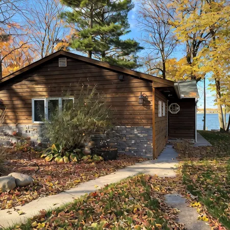 Escape to Our Cozy Lakeside Cabin-Great Sunset Views-1 Hour from Cities