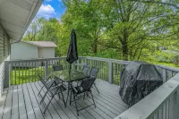 Centrally located, spacious 4 bdrm, on quiet Ct - WiFi