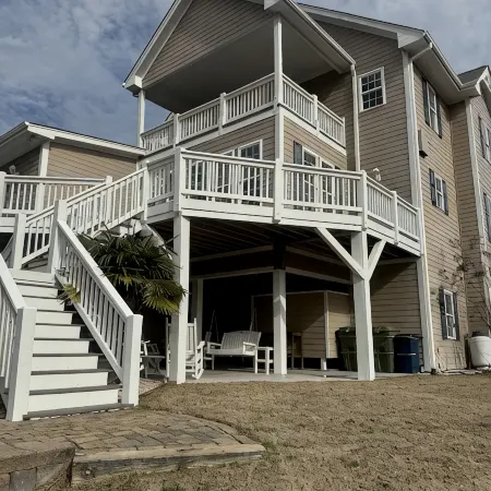 Stunning, Family sized, fully furnished home with pool at Spinnaker's Reach.
