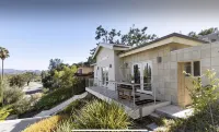 Bright 4 Bedroom Mountain View Home By Arts Plaza - WiFi