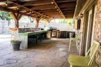 WanderLust Mid-Mod House 3Br/2Ba/2Ga Near I27/I40 - บังกะโล