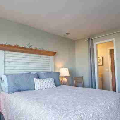 Wonderful 2-bedroom condo in Ocean Isle with 4 minute walk to the beach. Rooms
