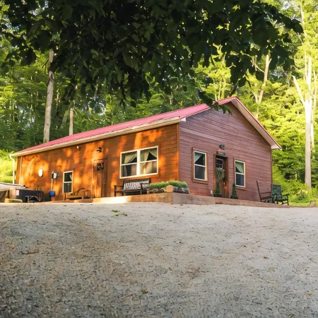 Bear's Den Retreat • Hot Tub • Soak Tub • Dog Friendly • Hocking Hills Cabin