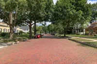 Historic house on tree lined red brick street of historic homes. - Wifi
