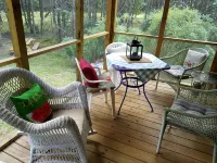 ♥ Sleep in the woods, wake to the birds - Hot tub,  King bed,  PRIVACY! - 4-Star