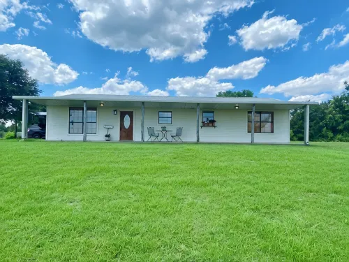 2-bedroom home on acreage in peaceful, rural area. - Wifi