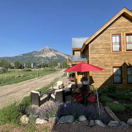 Location •Beautiful •Amazing •Views •Steam Shower •2 Blks to Elk •Dog Friend