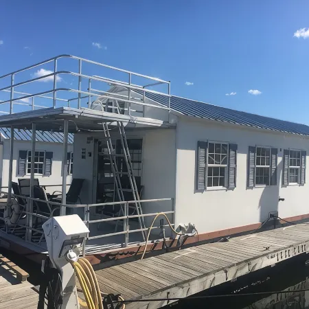 Fun houseboat. Walk to Boston attractions WIFI