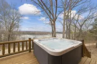 Little Cedar Lodge-Amazing Lake and Mountain Views -Hot Tub-Fire Pit - 샬레 호텔