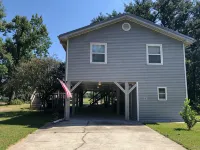 Relaxed Waterfront Home Nestled under a Shady Oak about 2 Miles to Old Town - 3-Star