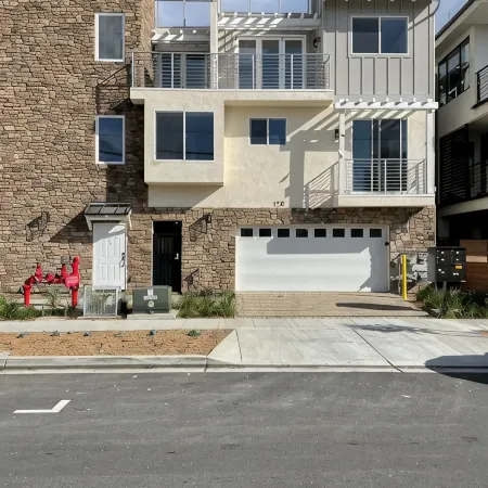 Oceanside beach retreat 3 min walk to beach Rooftop views