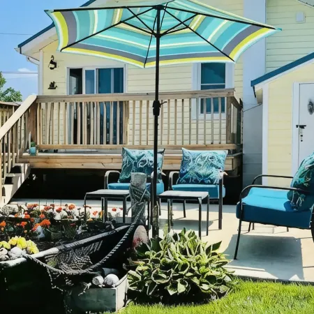 Boaty McBeach House: A Short Walk to Beach, Waterfront Sunsets & Restaurants!