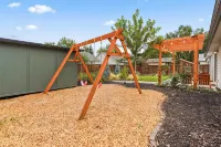 Stunning 3BR Home-Backyard HOT TUB Oasis-Home Gym - Villaer