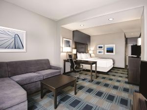 La Quinta Inn & Suites by Wyndham Victoria - South