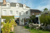 Hôtel Traiteur les Ormes, the Originals Relais Hotel di Barneville-Carteret