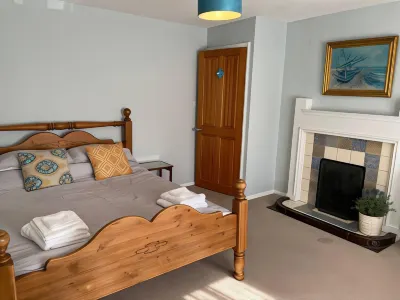 3 Bedroom Cottage Sleeps 5 village location Hotels in West Ayton