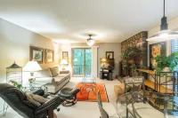 Forest View Two Bedroom, Two Bath Condo on Lake Ouachita, Steps Away from Pool and Spa. by RedAwning Hotel di Mount Ida