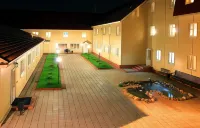 Aviator Hotel Hotels near Renus